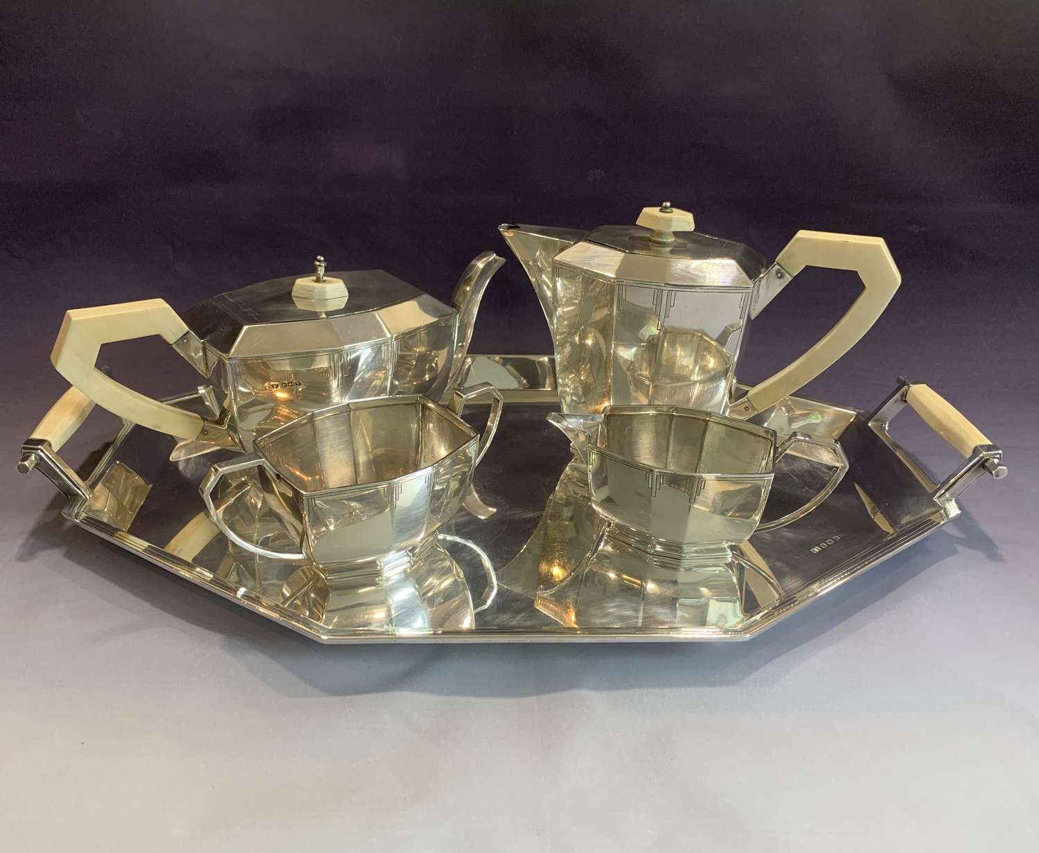 An Art Deco Sterling silver tea set by E. Viners. Sheffield, 1935